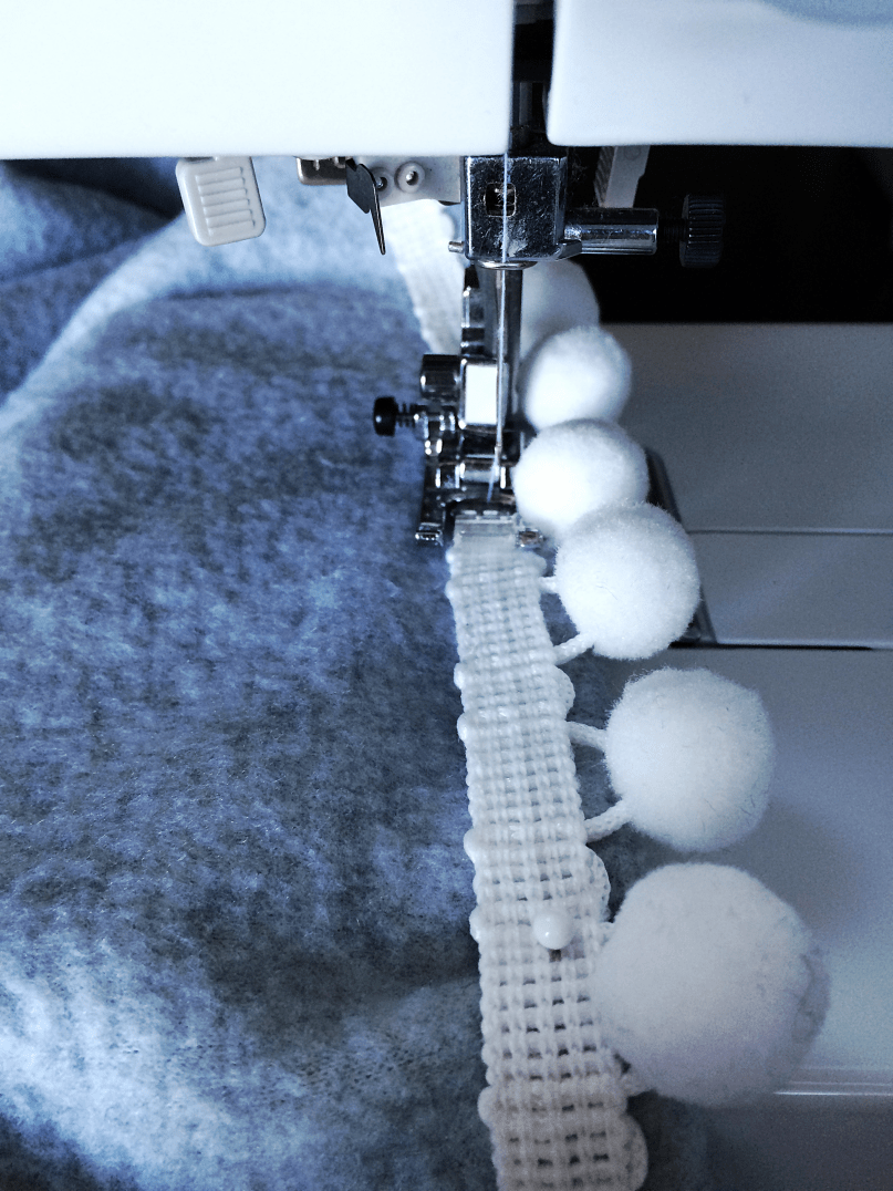 DIY Pom Pom Blanket by Bunny Baubles 6