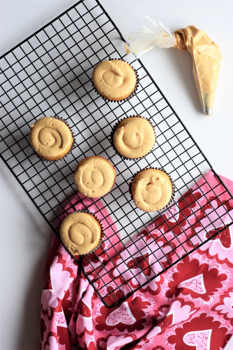 banana-cupcakes-with-peanut-butter-cream-cheese-frosting-by-bunny-baubles-blog-4